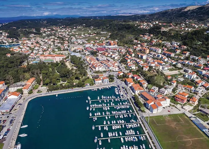 In Rab With Kitchen דירה